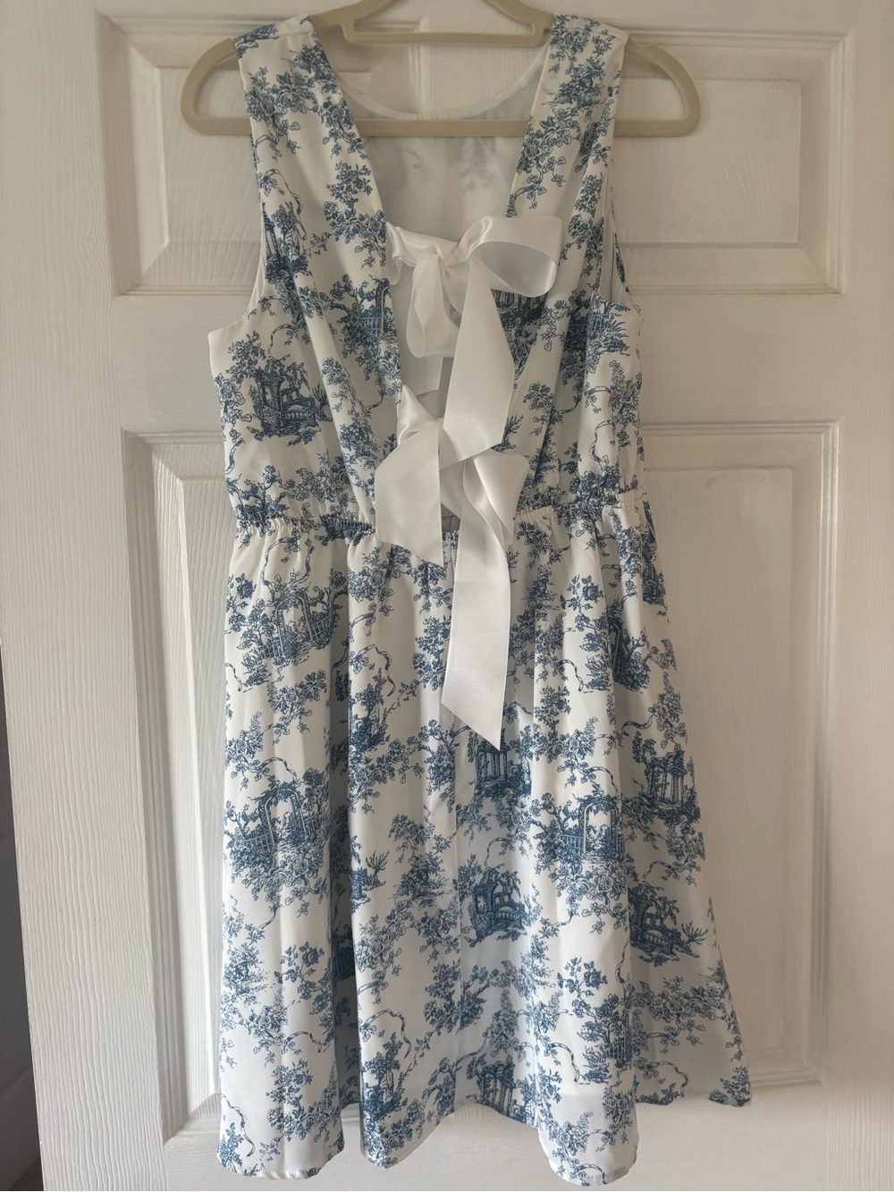 Cupshe White and Blue Toile Bow-Back Sundress - Picture 5 of 6